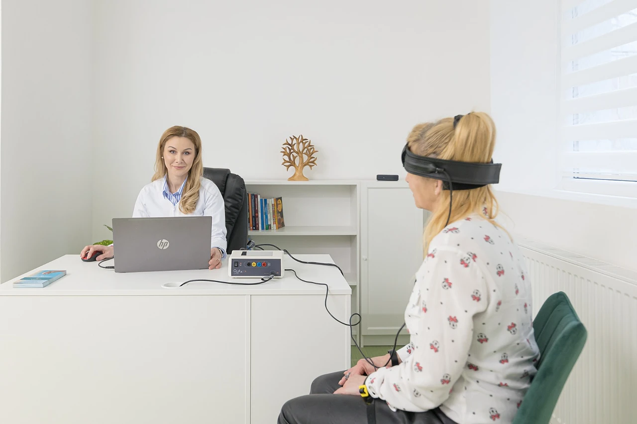 Nicoleta Ghinea în timpul unei evaluări biofeedback cu o clientă