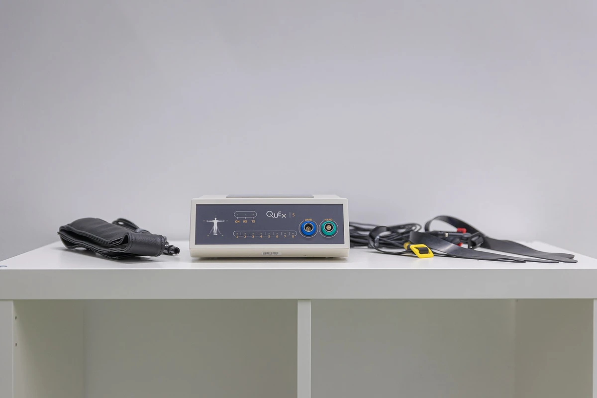 Sistemul QUEX S® împreună cu accesoriile folosite în evaluarea biofeedback