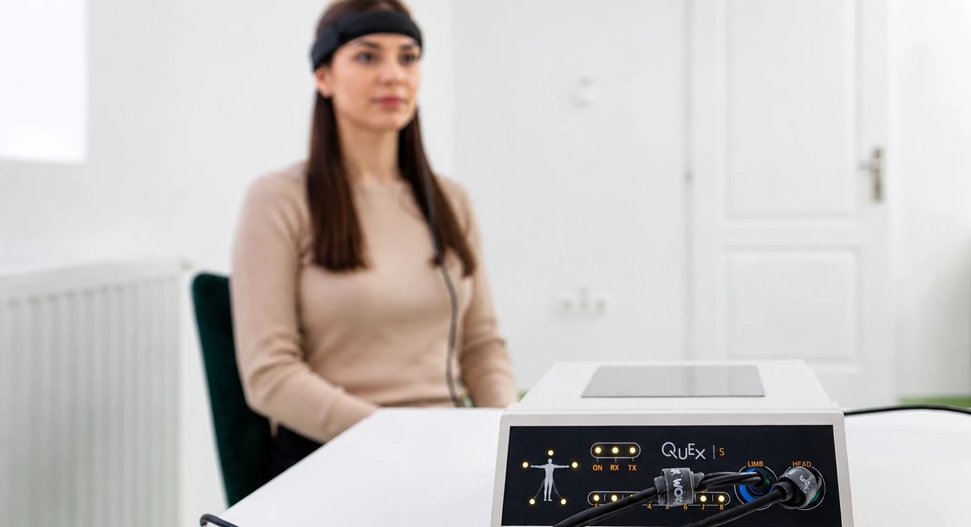 Persoană în timpul unei evaluări biofeedback cu sistemul QUEX S®